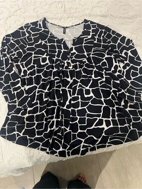 ALLEGRACE Women’s Black White Giraffe Print Long-Sleeve Babydoll Tunic Top